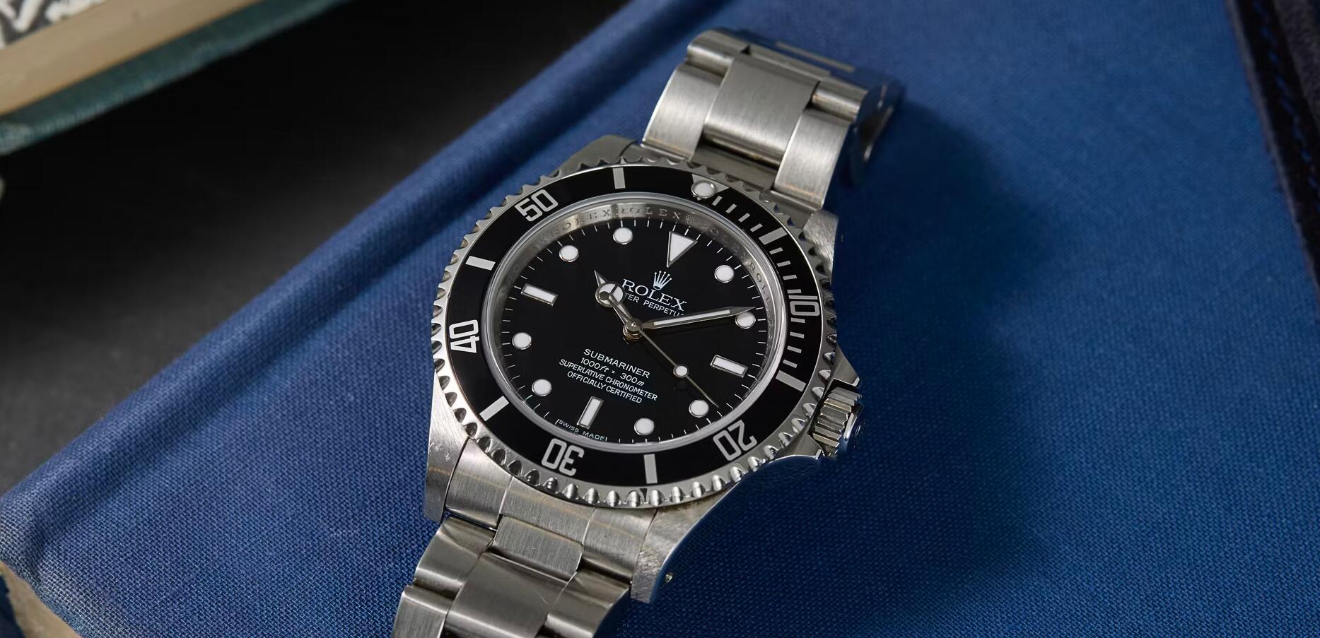 Un Rolex replica Submariner rif. 14060, un Tudor Black Bay Pro e un Omega Speedmaster Canopus Gold